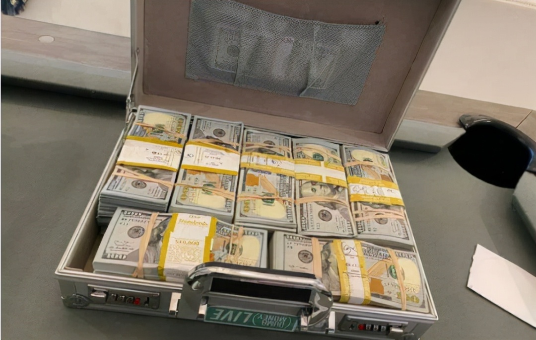 这波不亏！老外*款贷**八万美元买宝可梦卡，喜提联邦监狱20年吃住权