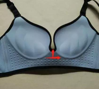 这么多年，我一直假装很会挑文胸……