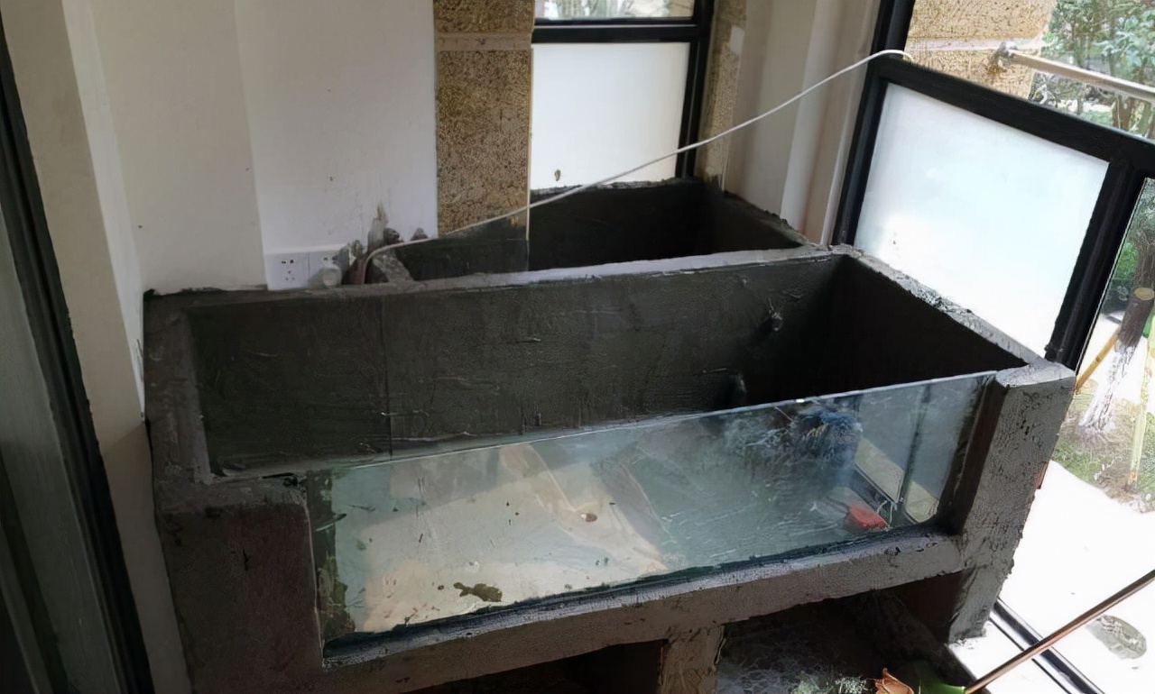 水泥鱼池壁上漏水怎么快速修补,鱼池防水怎么做便宜