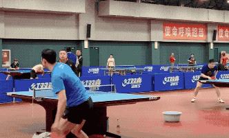 刘国梁陪张继科练发球,刘国梁陪队员打球