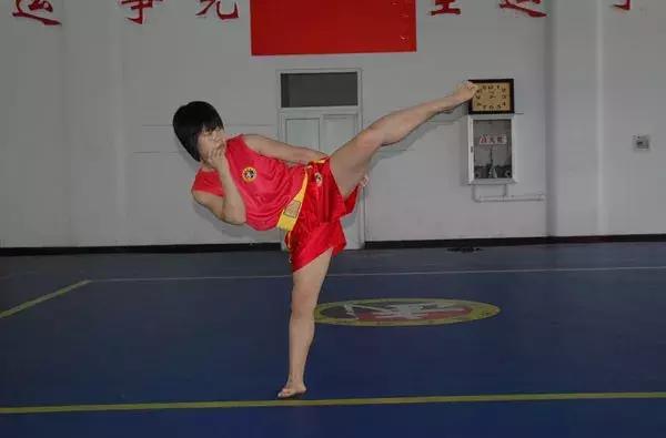 为什么女生适合学散打,跆拳道和散打哪个适合女生