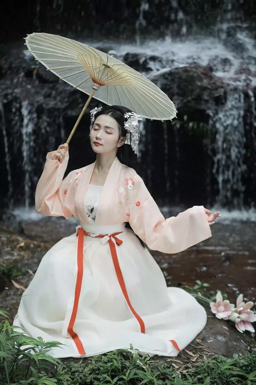 春夏秋冬四时歌，四时常映彩舟行！