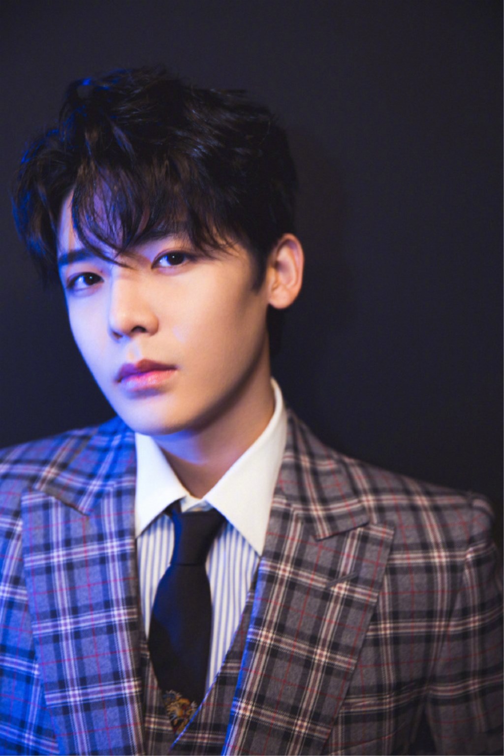 侯明昊撞色私服穿搭图文,吴磊侯明昊复古摩登大片