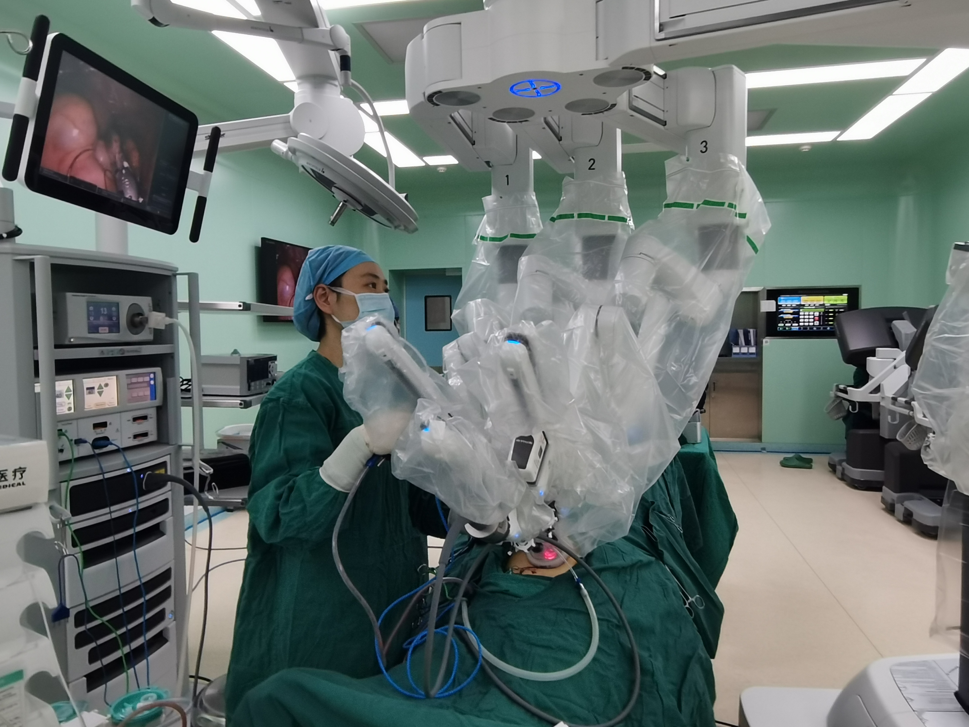 手术机器人从肚脐中取出畸胎瘤!中南医院完成湖北省首例*四代第**机器人单孔腹腔镜手术