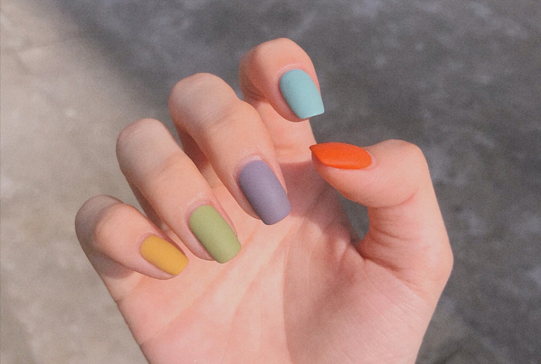 法式美甲猫眼美甲款式图片,美甲款式推荐猫眼晕染美甲