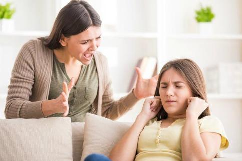 初三学生早恋遭老师反对，两人用502胶粘手抗议，网友：傻孩子