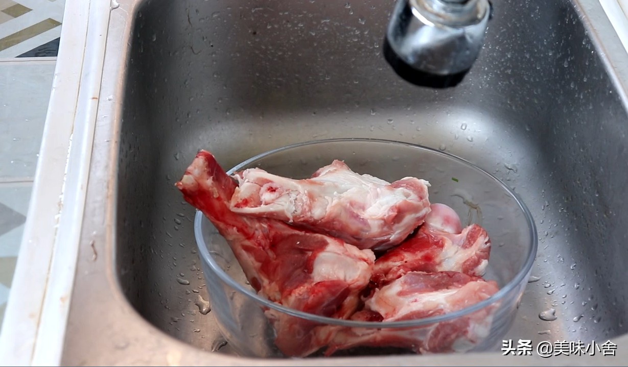 怎么熬大骨头汤好喝又营养,如何熬骨头汤才鲜美有营养