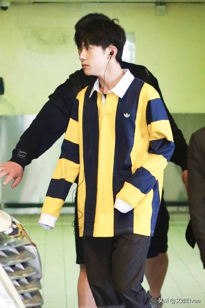 易烊千玺红色西装黑色短袖,易烊千玺没穿秋裤