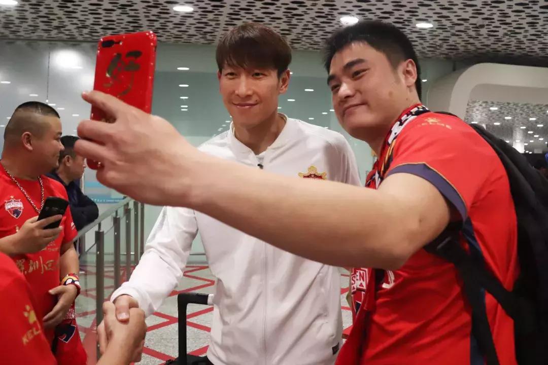 深足结束高原训练返深,深足第二现场球迷