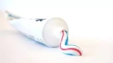 白衣服有污渍如何处理,衣服上的顽固污渍怎么处理