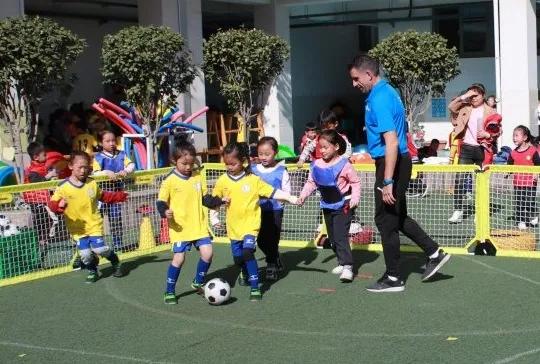 西班牙足球外教到曹溪中心幼儿园“趣”指导，玩“转”足球乐开怀