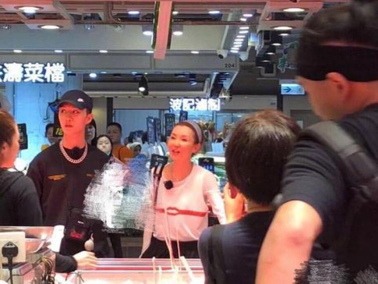 55岁张曼玉惊艳美图,张曼玉素颜出镜演技炸裂