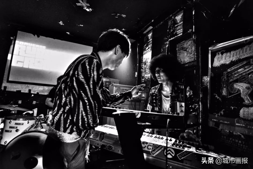 摇滚圈无人不知的“School”，凭什么吸引刺猬、盘尼西林等乐队？