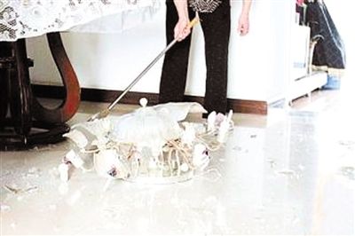 差一步就砸到了!少看一眼,千元吊灯变掉灯,吊灯验收看好这四点