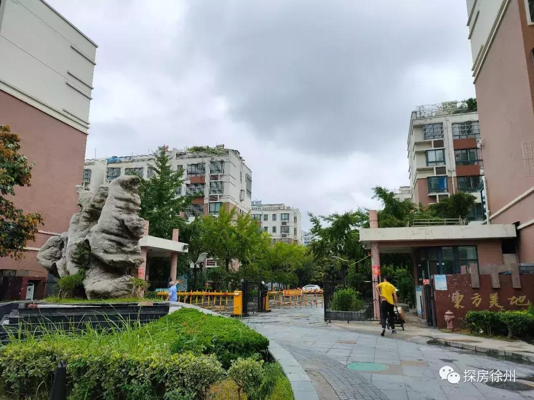 这个小区有点酷！门面全靠保安大爷撑起来，实探后竟发现...