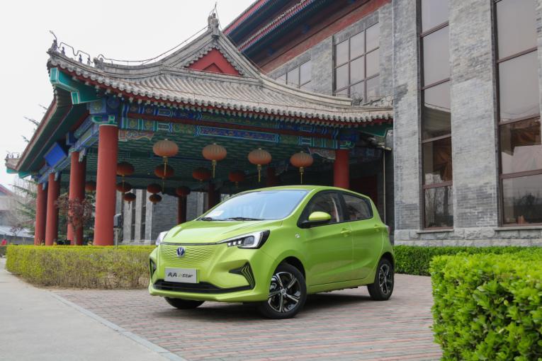 后备箱只放一只鞋,后备箱球鞋