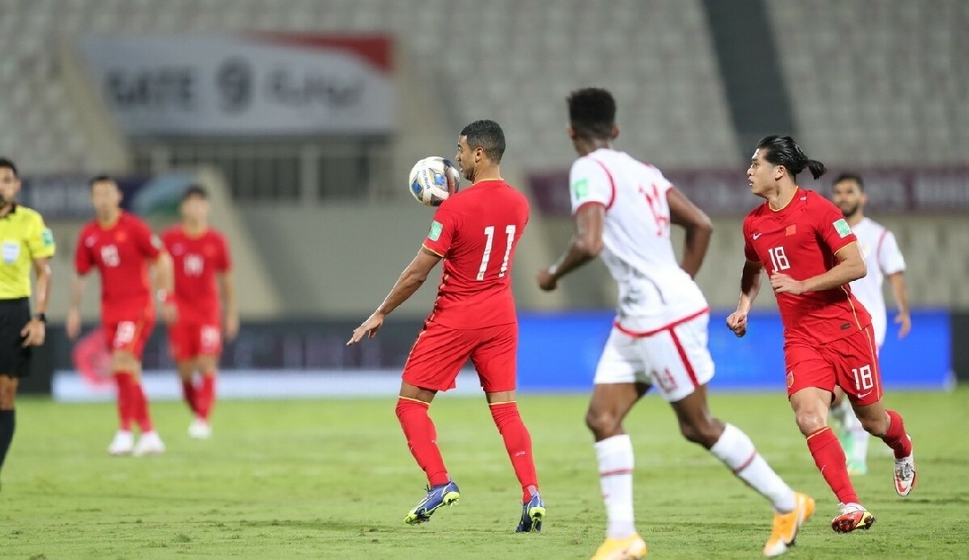 开场35秒吹刘海8次！李铁换下洛国富成转折点，主帅队长同时甩锅