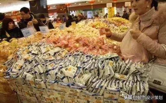 超市食品陈列摆放效果图,超市休闲食品创意陈列图片