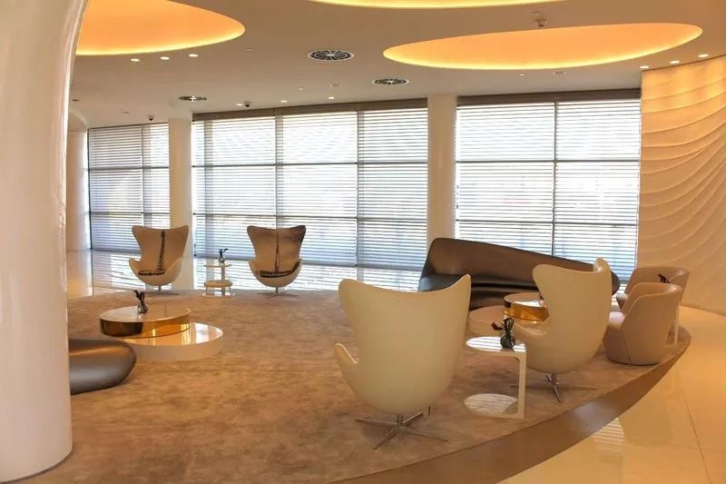 迪拜机场豪华VIP私人候机楼,还可试驾布加迪威龙,简直壕气冲天