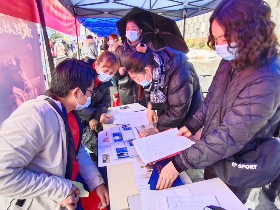春风送暖春季大型招聘会,春风送温暖现场招聘会