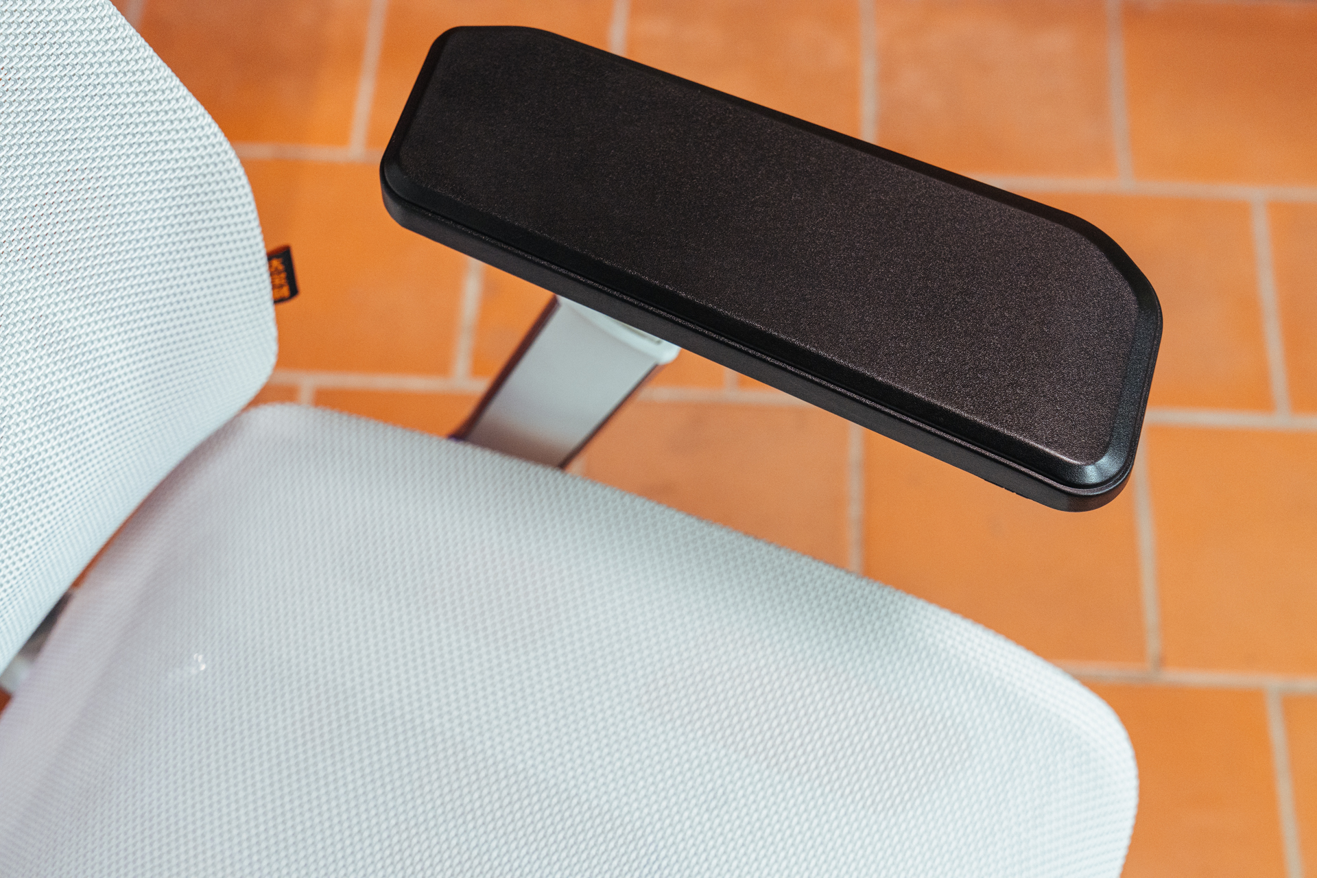 人体工学椅怎么选？不选贵的，只选对的：达宝利摩登Modern评测