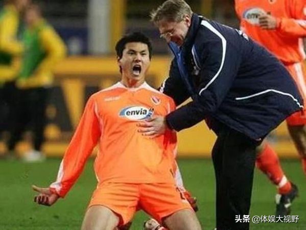 中国足球的骄傲！武磊64分钟杀死比赛，看台飘起五星红旗