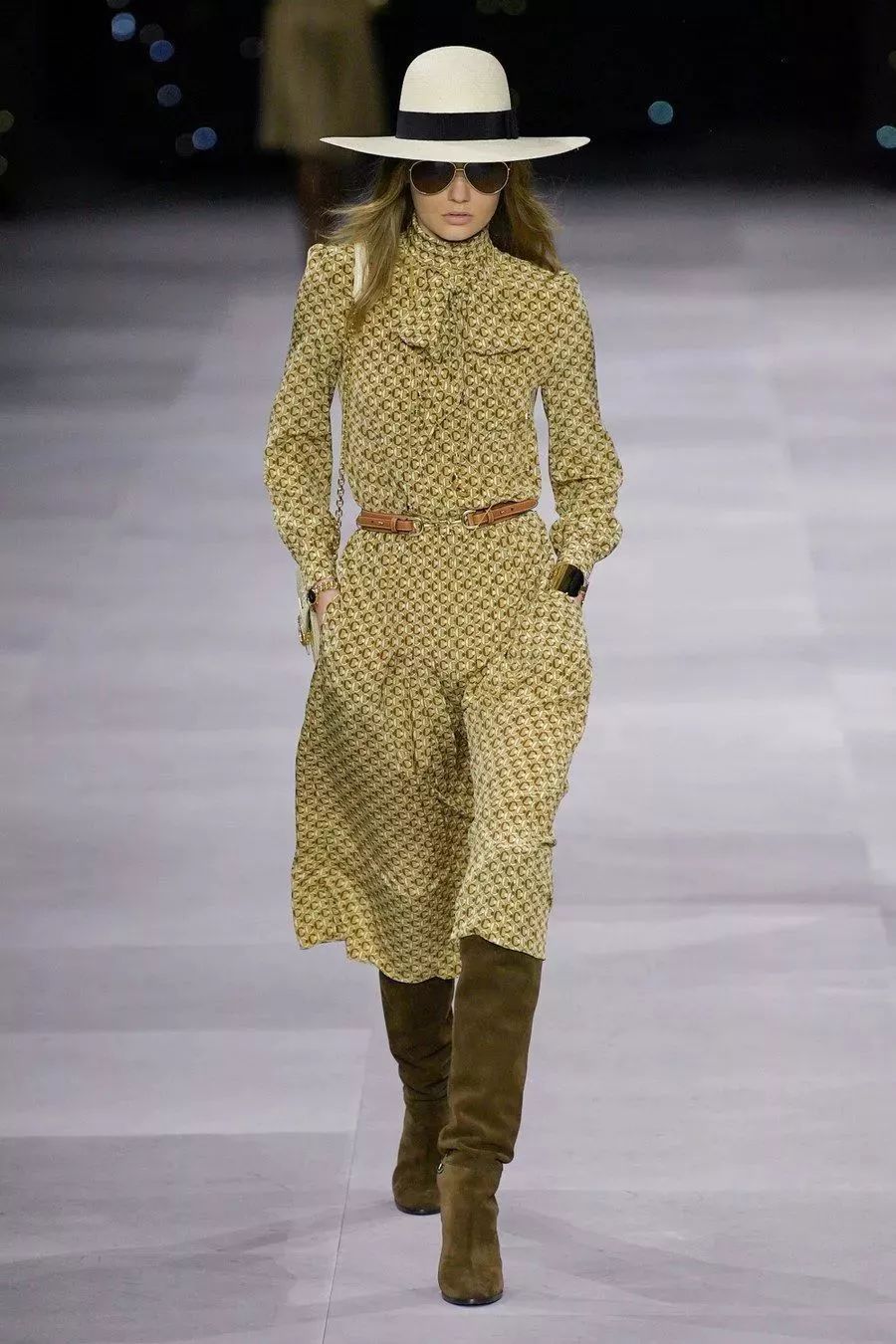 搭靴子穿的裙子秋冬款,裙子靴子秋冬搭配图