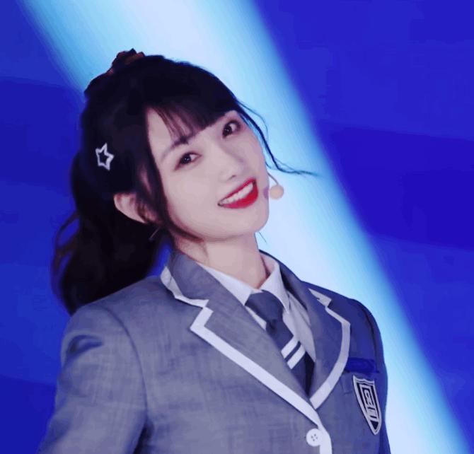 秦牛正威都没有忘动作，SNH宋昕冉直拍居然忘动作，足足停顿20秒