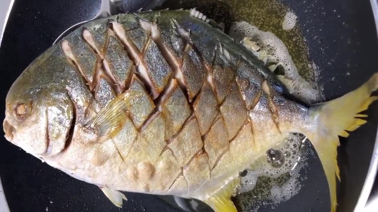 大厨教红烧鲳鱼的做法视频教程,冰鲜白鲳鱼做清蒸还是红烧好吃