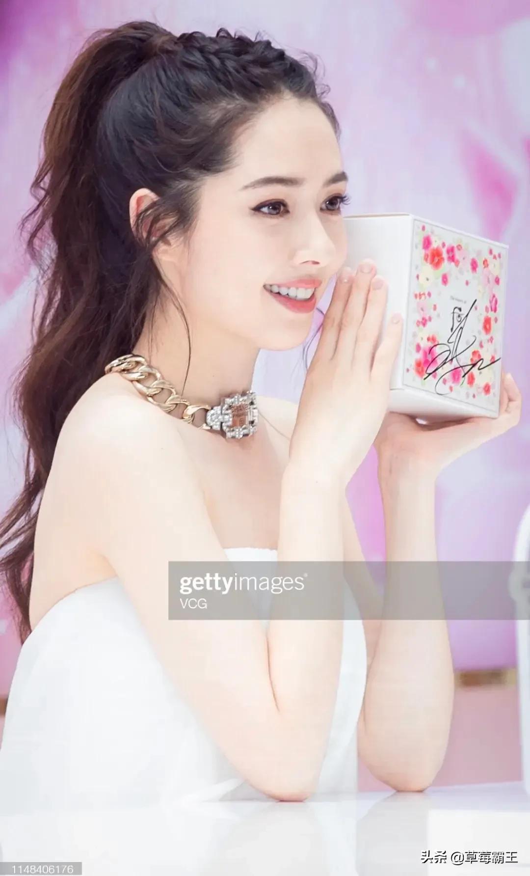 8位标准的都市美女，古装扮相略显违和，一换上现代装就艳丽逼人