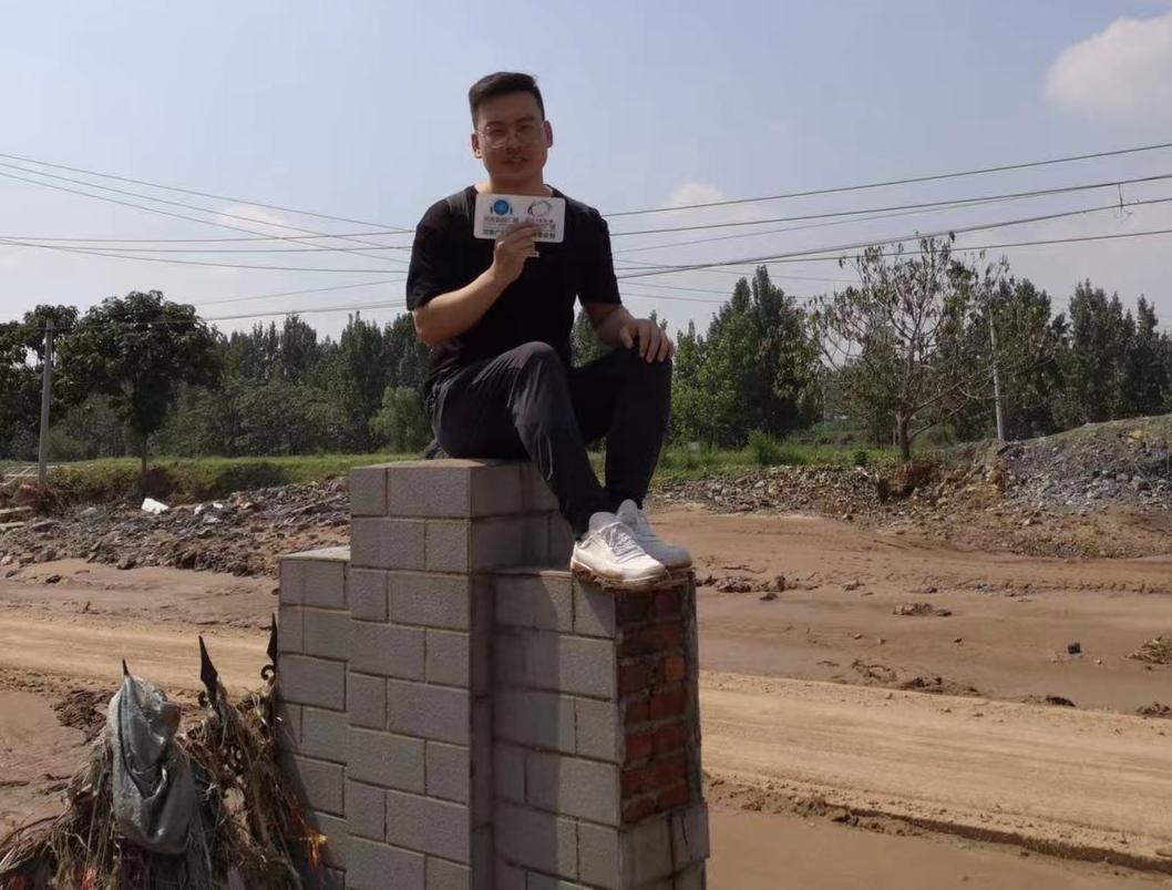 警徽闪耀抢险救灾,抢险救灾警徽闪耀暴雨中逆行