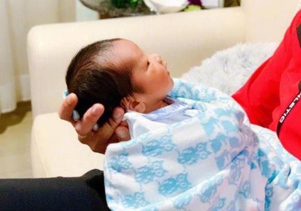 宝宝消化不良放屁有屎吐奶,宝宝吐奶有奶瓣是不是消化不好