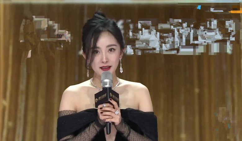 杨幂一放生图就有了老感，穿抹胸裙手臂肥壮，脸也开始松垮下垂