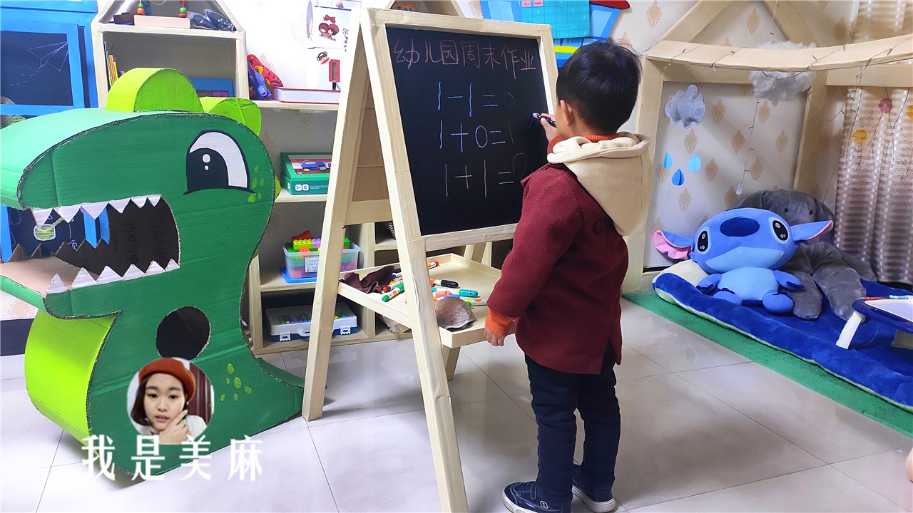 用纸箱给孩子做玩具简单的,爸爸用纸箱给孩子做玩具