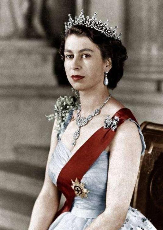 英国女王一生穿过的衣服展览,94年女人的衣服