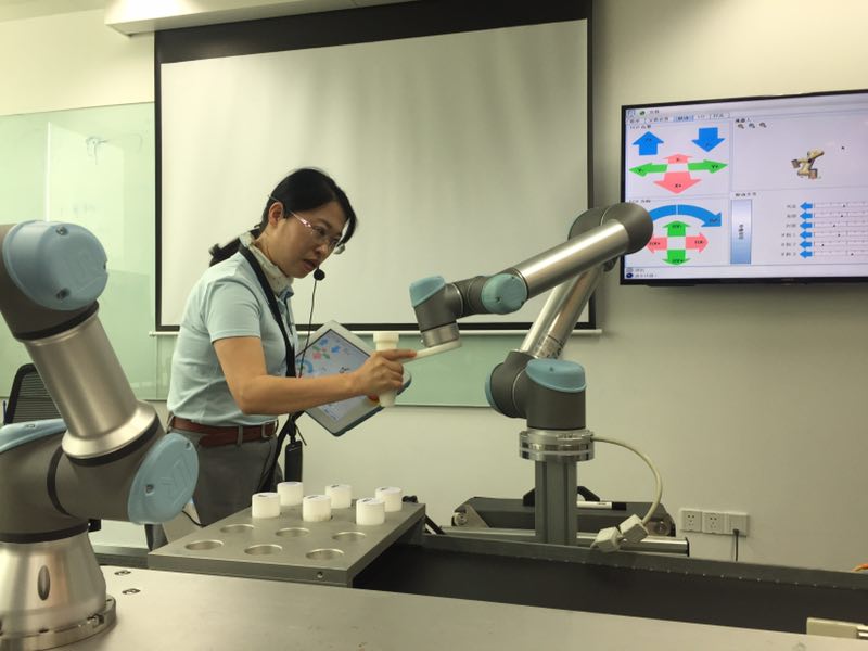 工业机器人智能编程,优傲协作式智能机器人