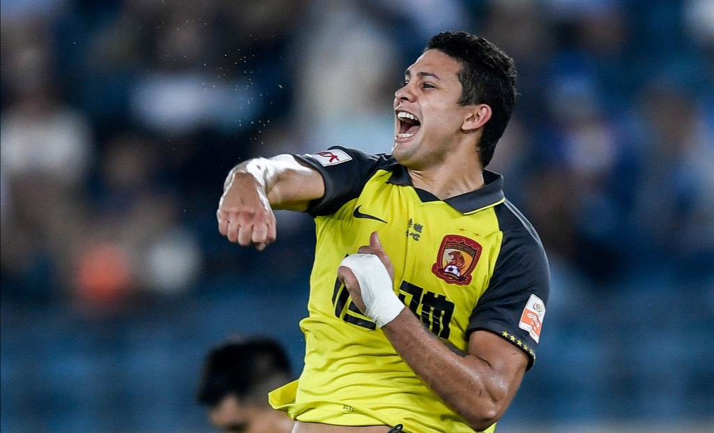 2-1！射手王保利尼奥飞吻！戴琳不开心：被出示红牌后怒推裁判