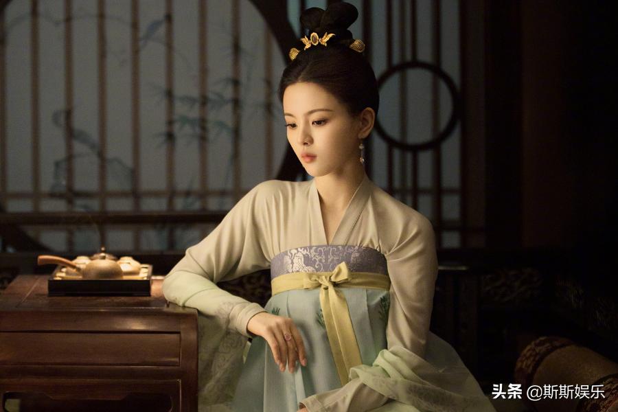 95后小花的古装造型盘点，杨超越温婉小巧，关晓彤端庄大气