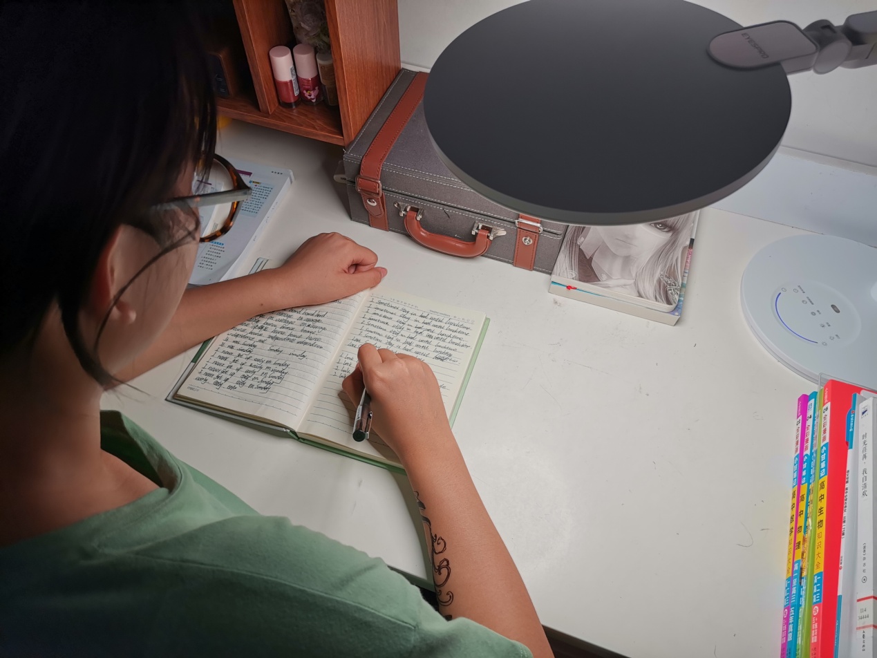 国家A*级A**标准，保护眼睛就选孩视宝全光谱台灯