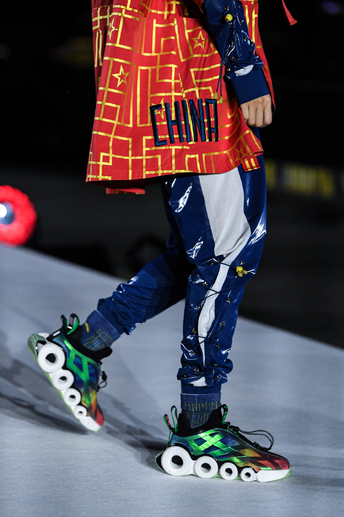 你没见过的安踏！走秀款曝光：中底霸气，系带方式新奇，霸气侧漏