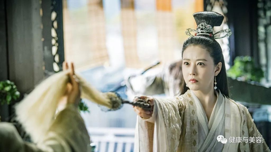 灭绝师太周海媚一身红裙气质依旧,灭绝师太周海媚视频