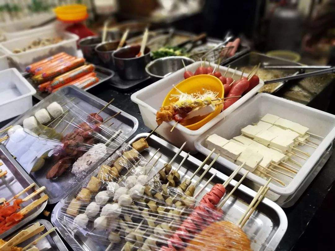 小伙仅靠炸串月入3万,中间可走过不少弯路,小伙:我想帮助大家