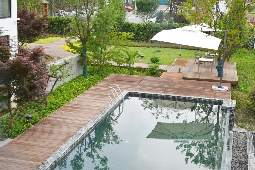 「觅趣小镇新都·原舍绿茵」湖畔泳池，畅玩斑竹园足球音乐小镇