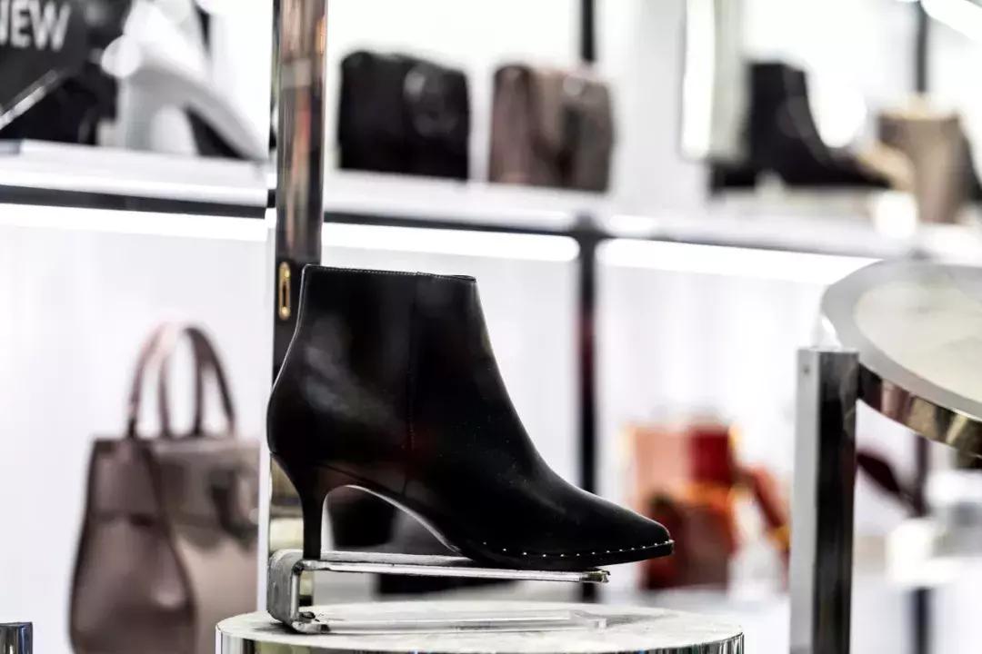 奥康和达芙妮女鞋哪个质量好,奥康是不是收购了达芙妮的鞋子