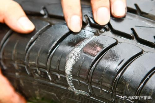 城市道路上行驶车胎被扎怎么办,高速车胎被扎如何走保险