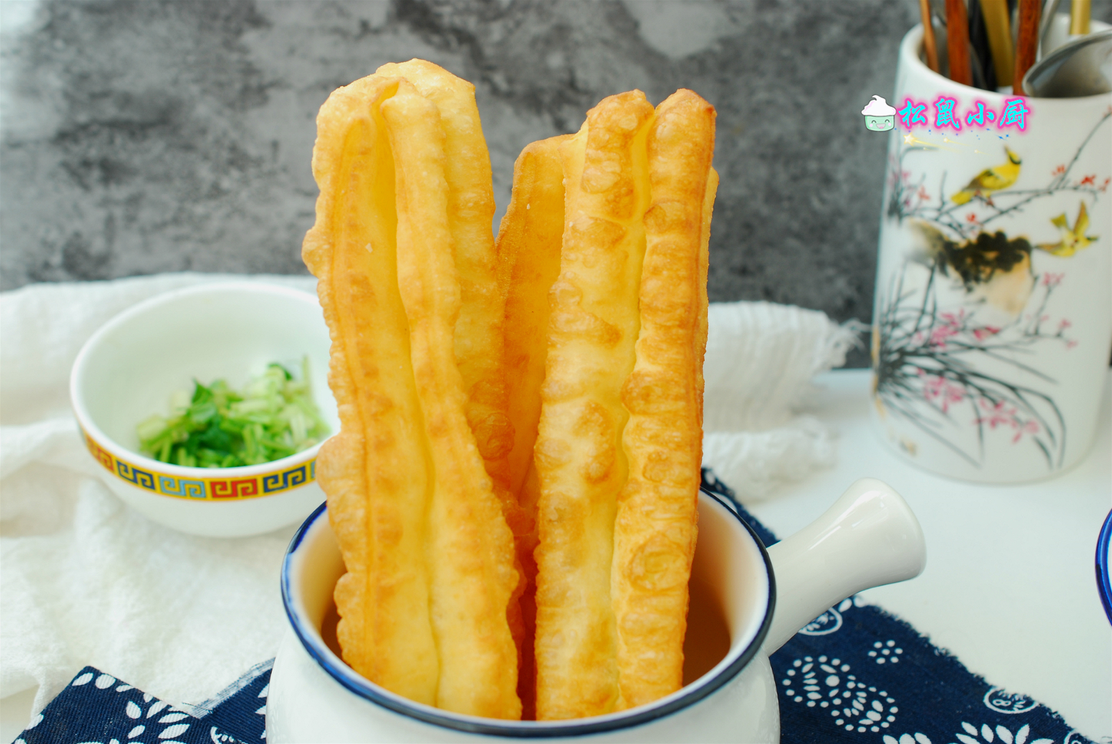 油条师傅教程,油条店老板教你做金黄酥脆大油条