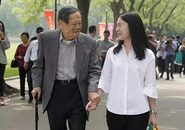 杨振宁与妻子翁帆育有子女吗,杨振宁女儿是否嫁给翁帆