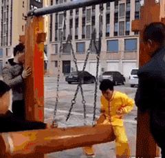 新郎抱不起老婆的搞笑视频,新郎抱不动新娘怎么化解尴尬