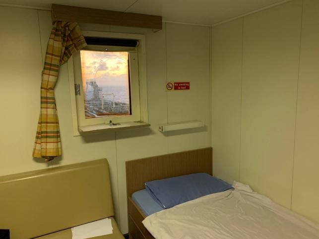 只有一张单人床的屋子,单人房两个单人床