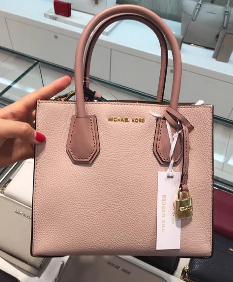 mk菜篮包和蔻驰托特包哪个好,蔻驰和mk的包包哪个档次高